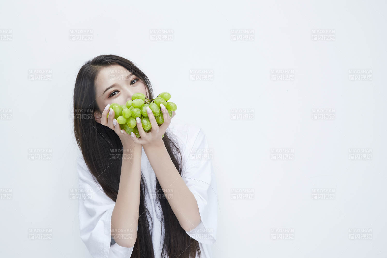 吃葡萄的穿白色长T血衫的长发可爱少女人像图片