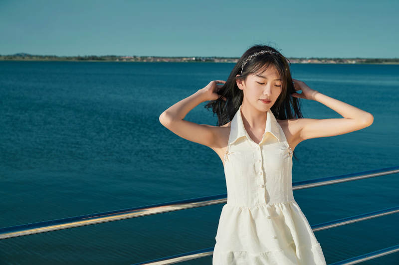 夏日在游艇观光平台上的亚洲少女图片