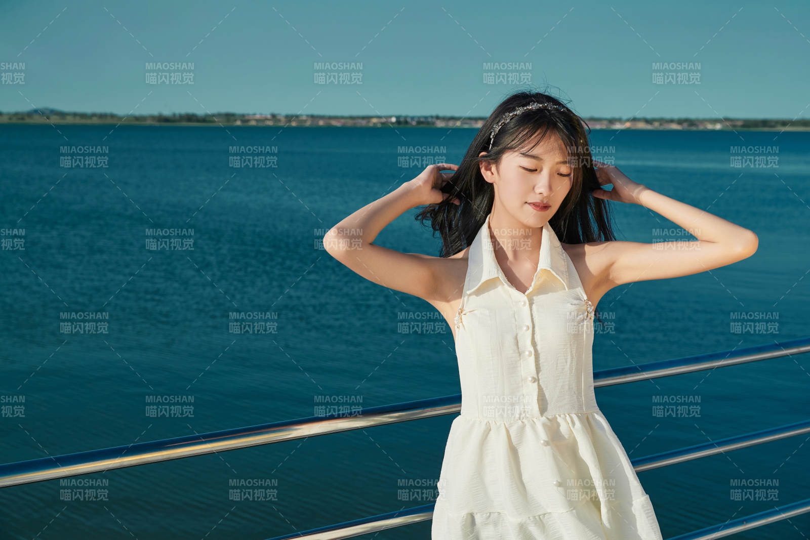 夏日在游艇观光平台上的亚洲少女图片