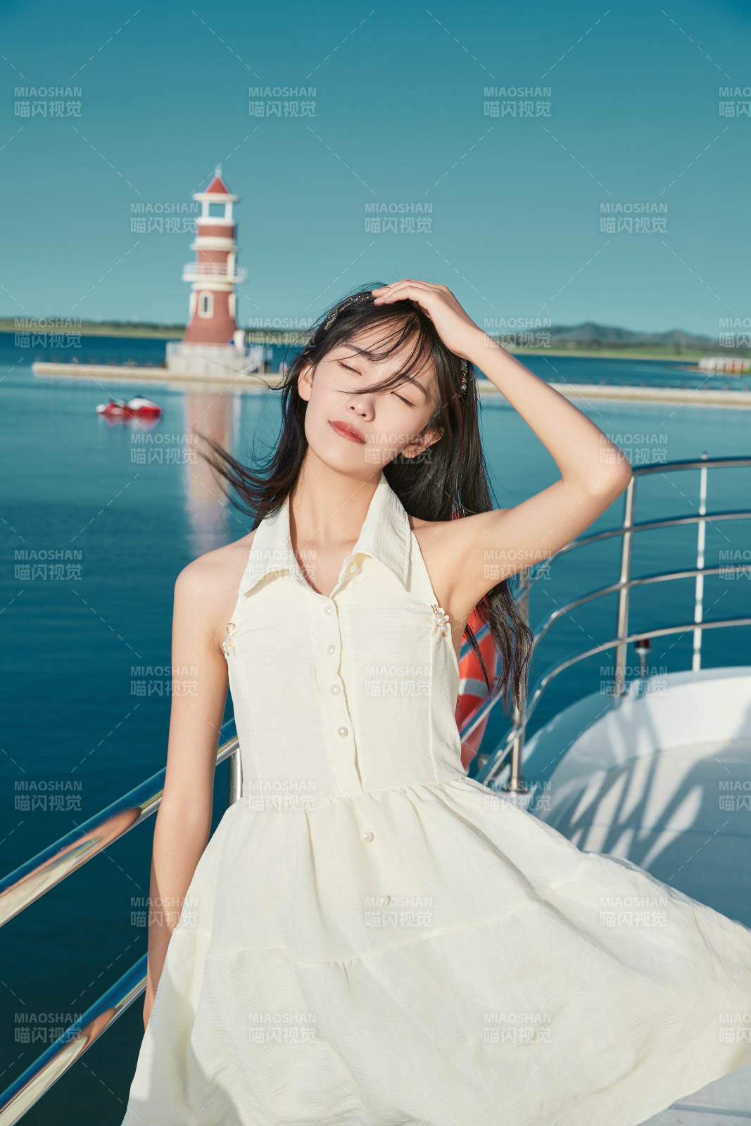 夏日在游艇观光平台上的亚洲少女图片