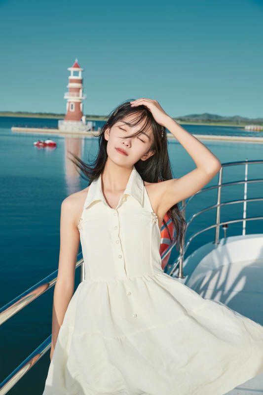 夏日在游艇观光平台上的亚洲少女图片