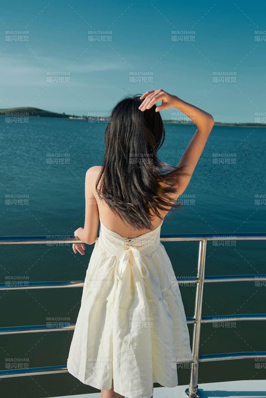 夏日在游艇观光平台上的亚洲少女图片