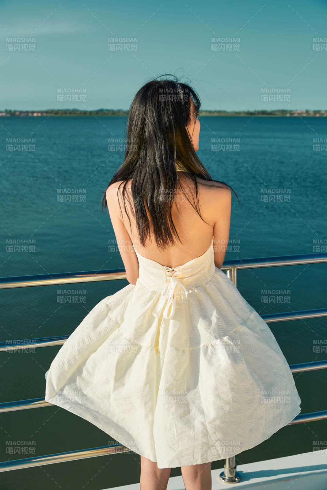 夏日在游艇观光平台上的亚洲少女图片