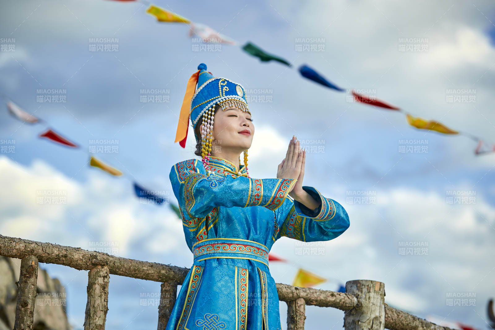 草原上敖包前身穿豪华蒙古族服饰的蒙族少女图片