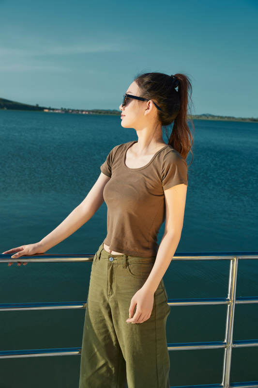 夏日在游艇观光平台上的亚洲少女图片