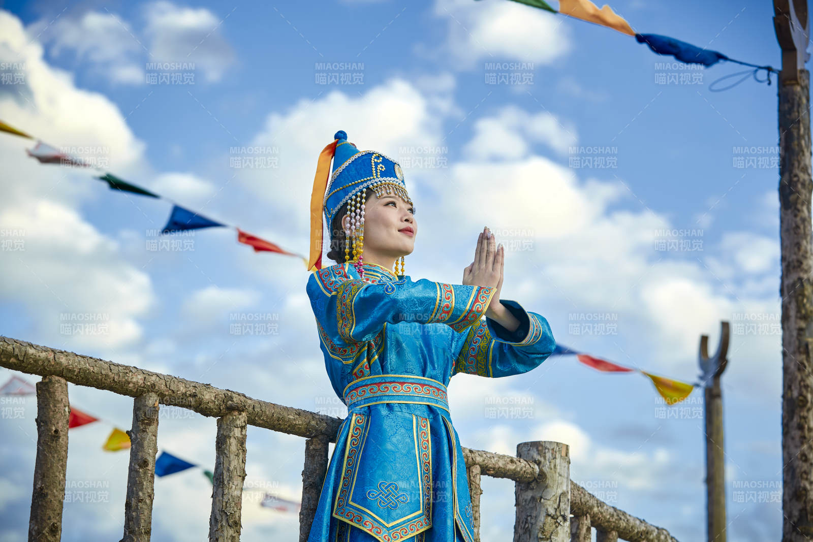 草原上敖包前身穿豪华蒙古族服饰的蒙族少女图片