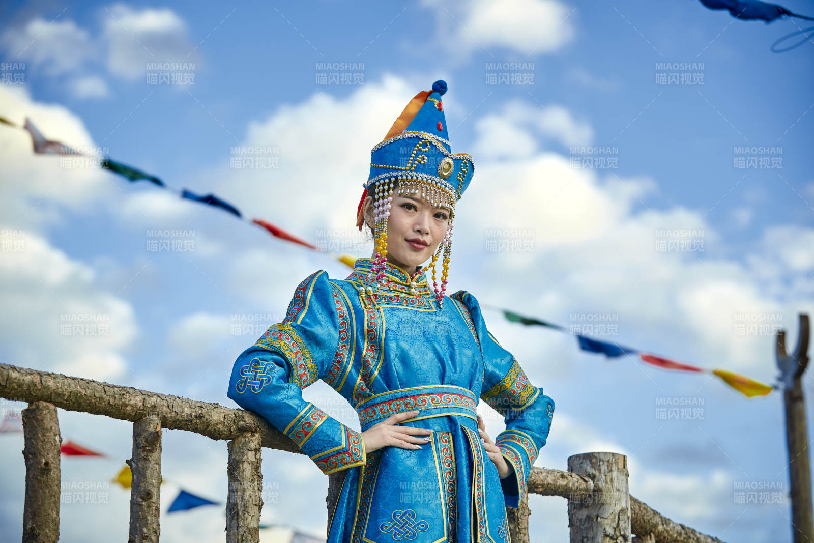 草原上敖包前身穿豪华蒙古族服饰的蒙族少女图片