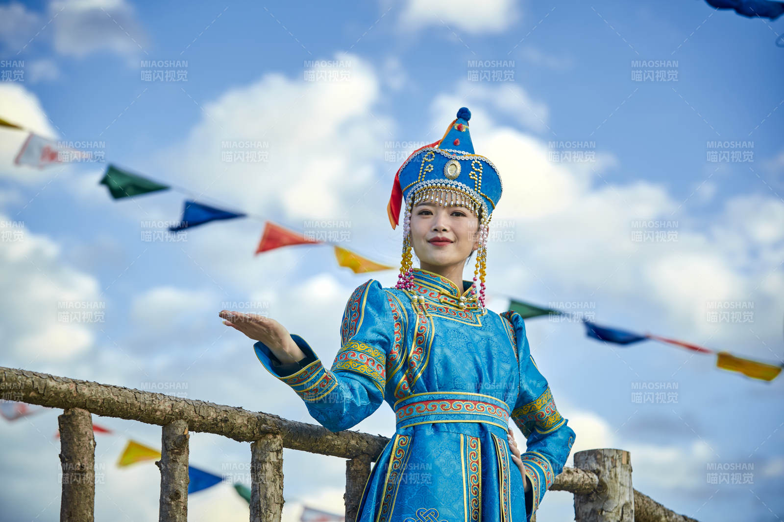 草原上敖包前身穿豪华蒙古族服饰的蒙族少女图片