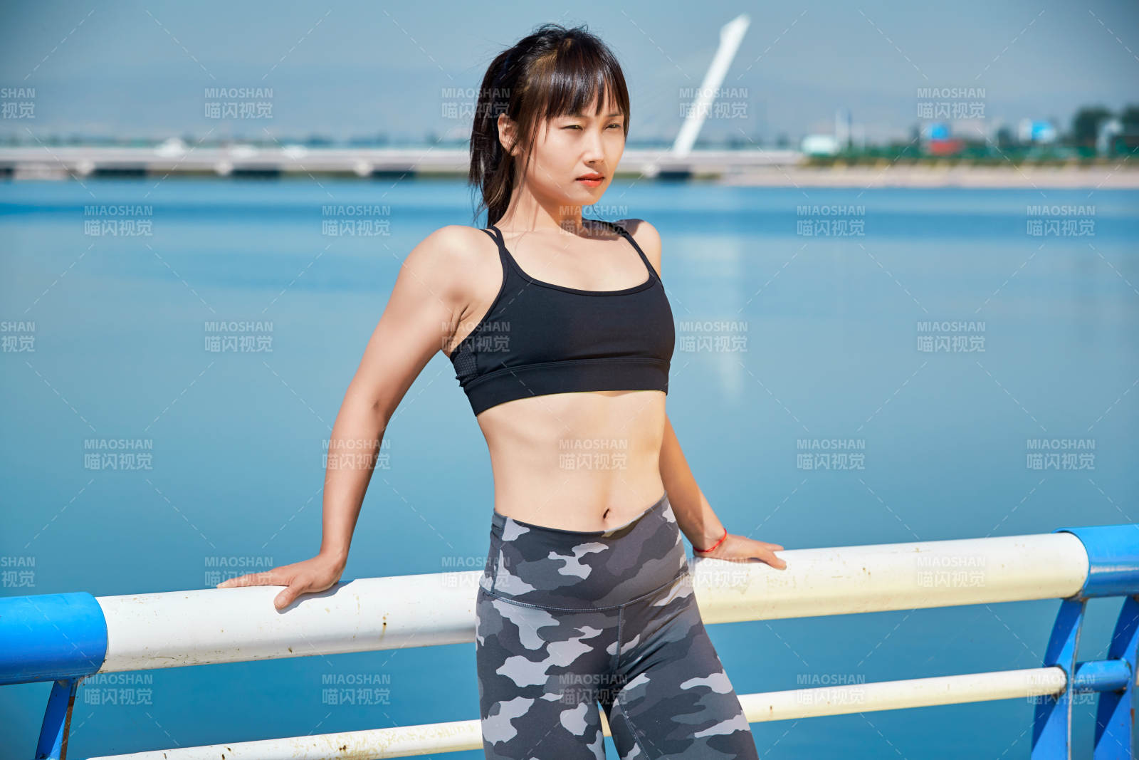 户外河畔公园做拉伸有氧运动的亚洲女性图片