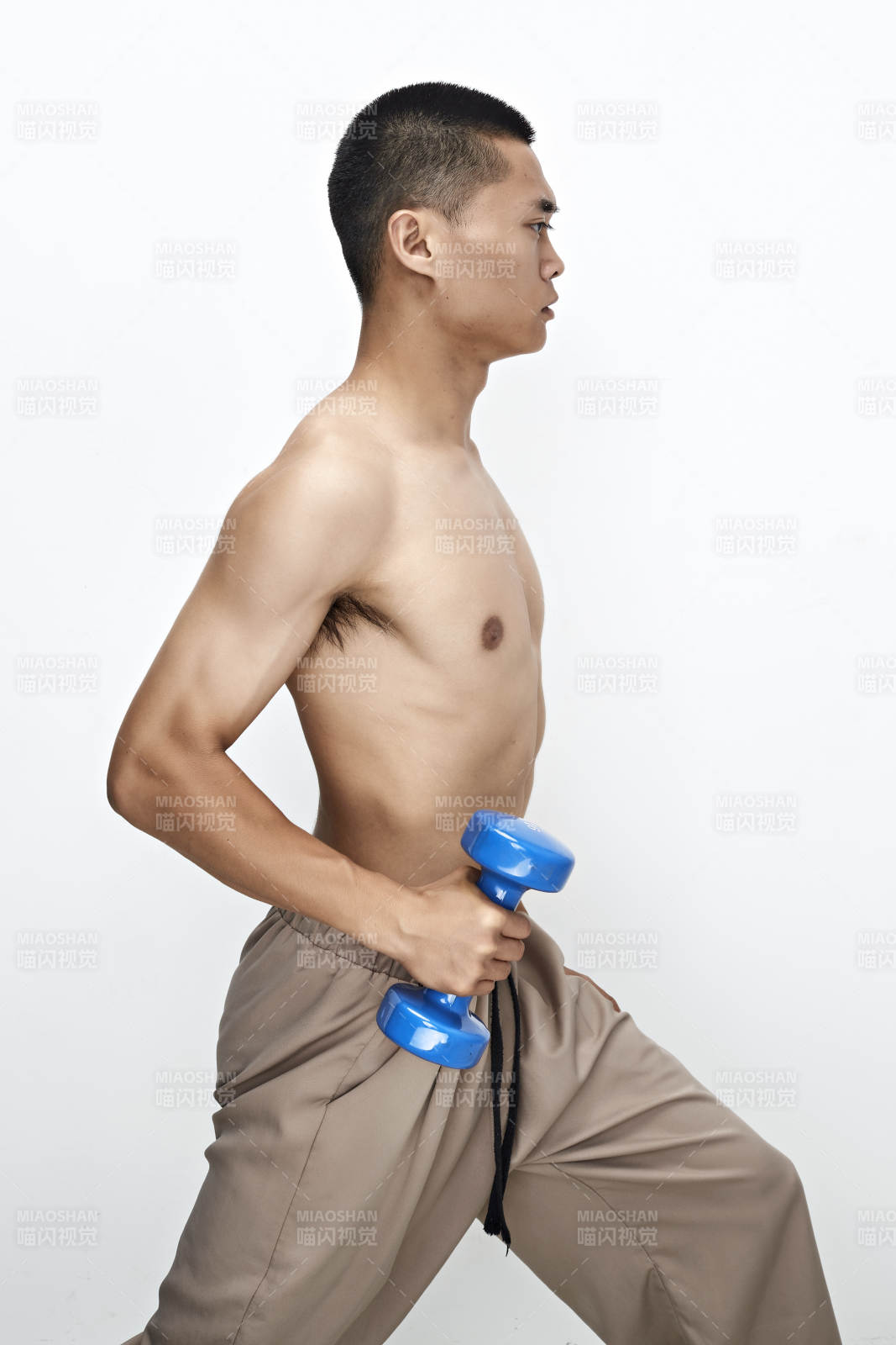 使用哑铃进行健身锻炼的亚洲男性图片