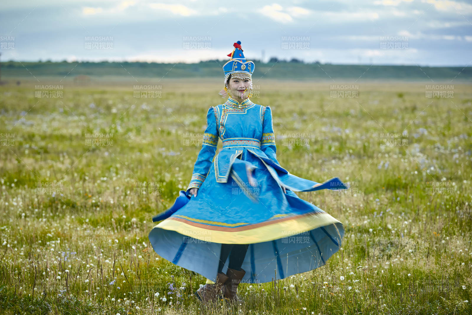 草原上身穿豪华蒙古族服饰的蒙族少女图片