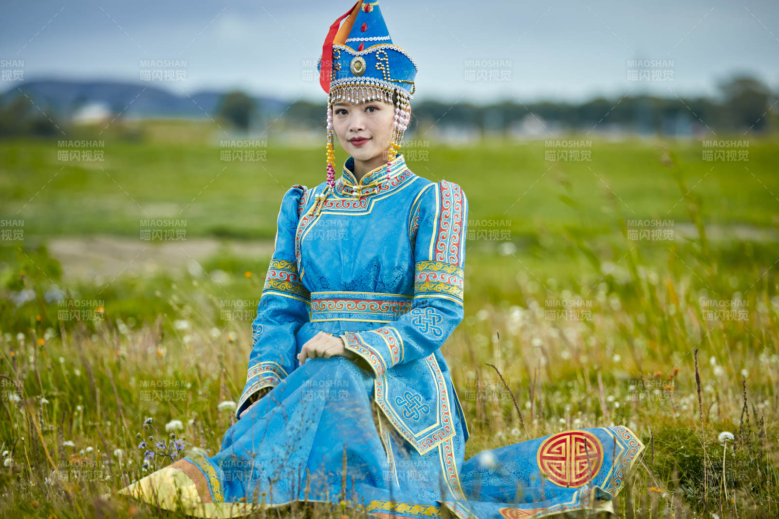 草原上身穿豪华蒙古族服饰的蒙族少女图片