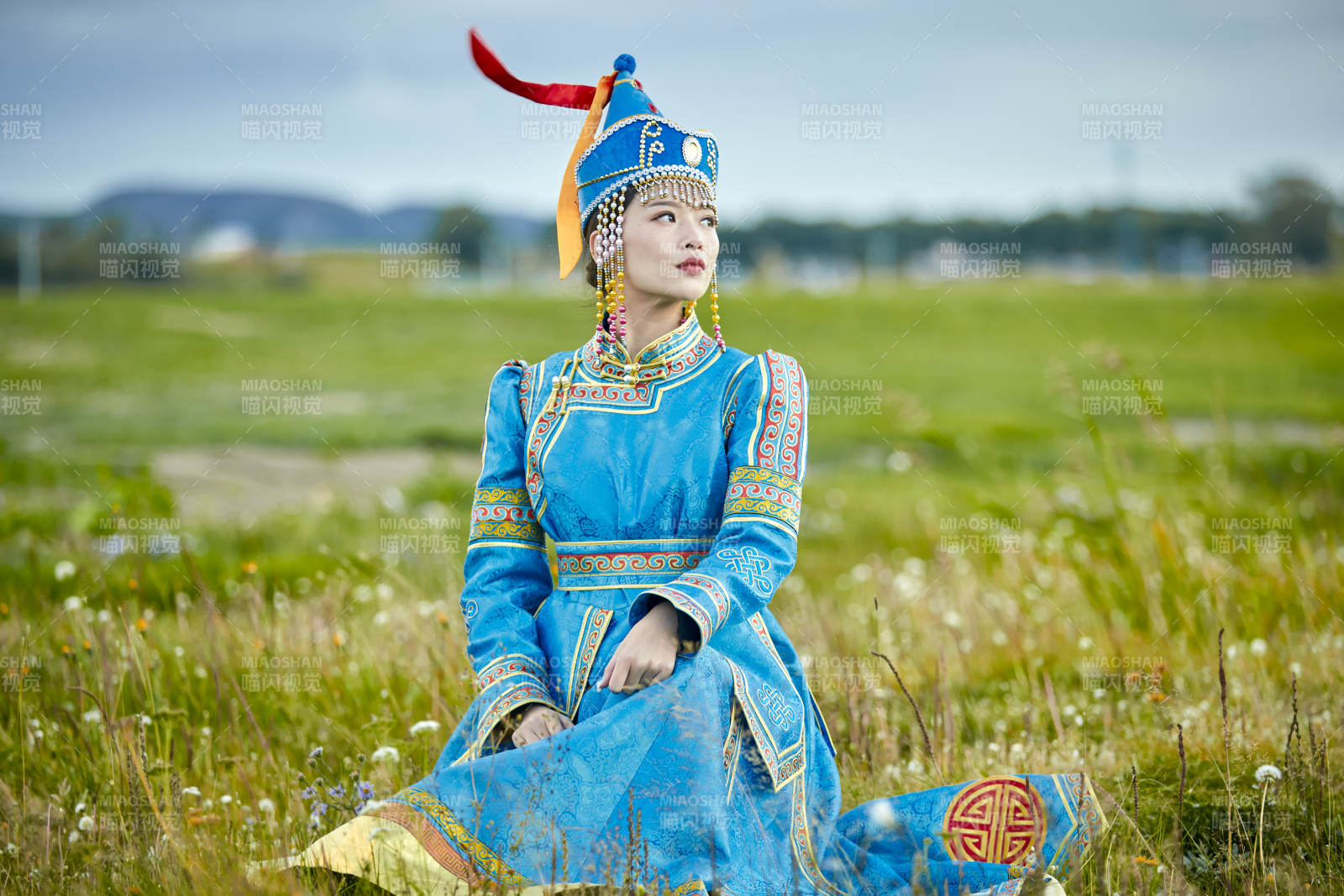 草原上身穿豪华蒙古族服饰的蒙族少女图片