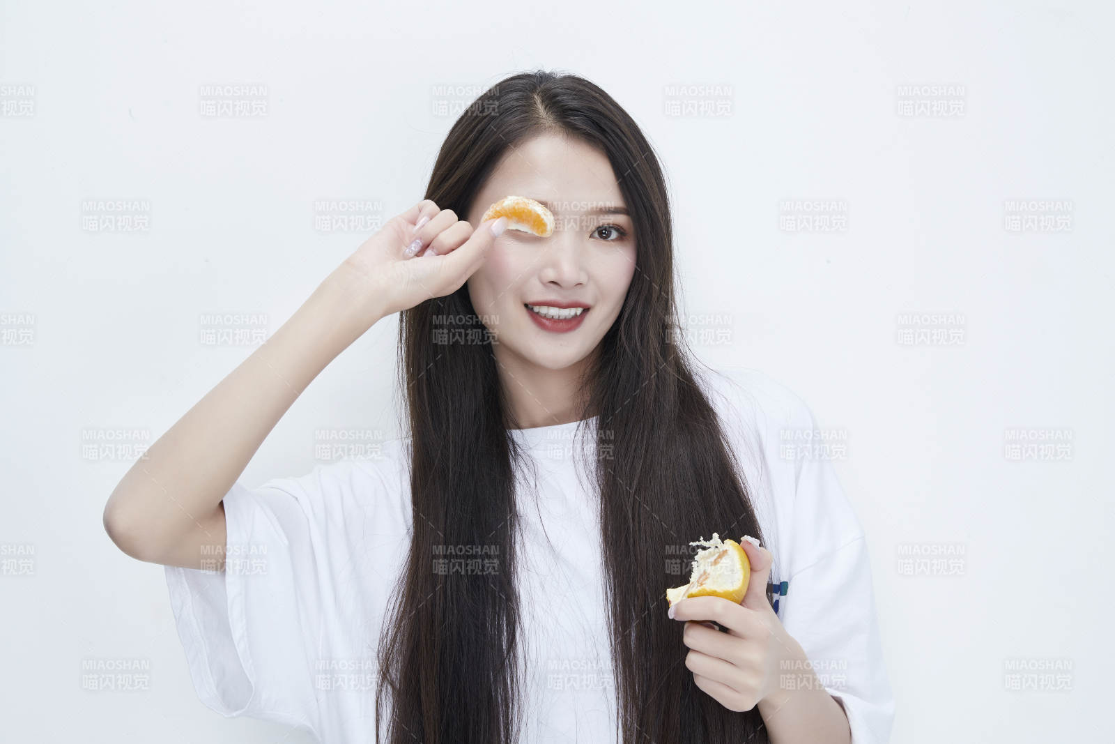 拿着拨开的橙子穿白色长T血的可爱少女人像图片