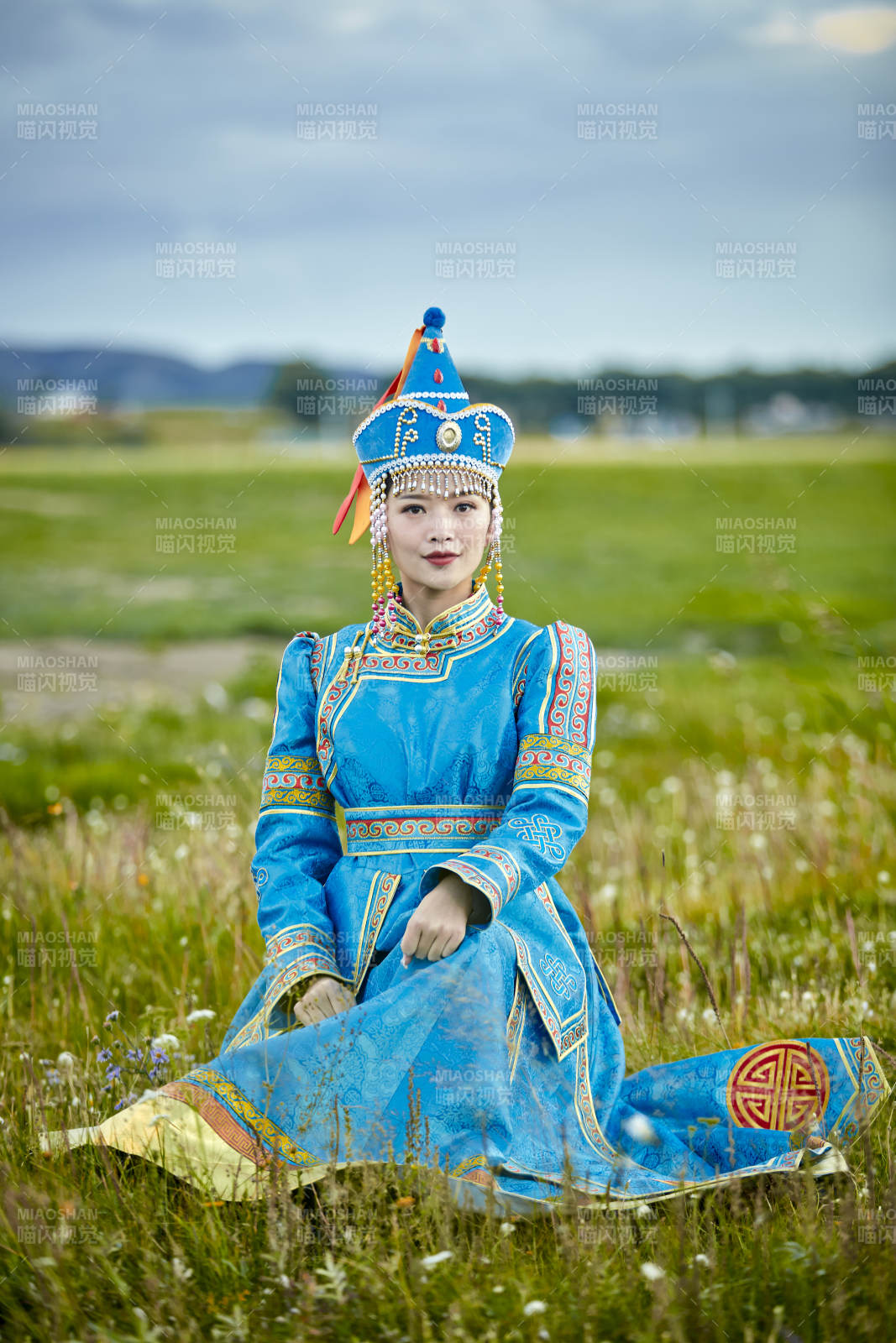 草原上身穿豪华蒙古族服饰的蒙族少女图片