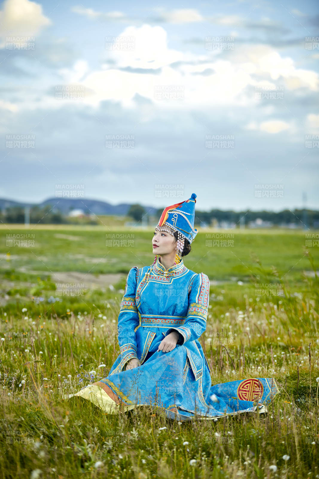 草原上身穿豪华蒙古族服饰的蒙族少女图片