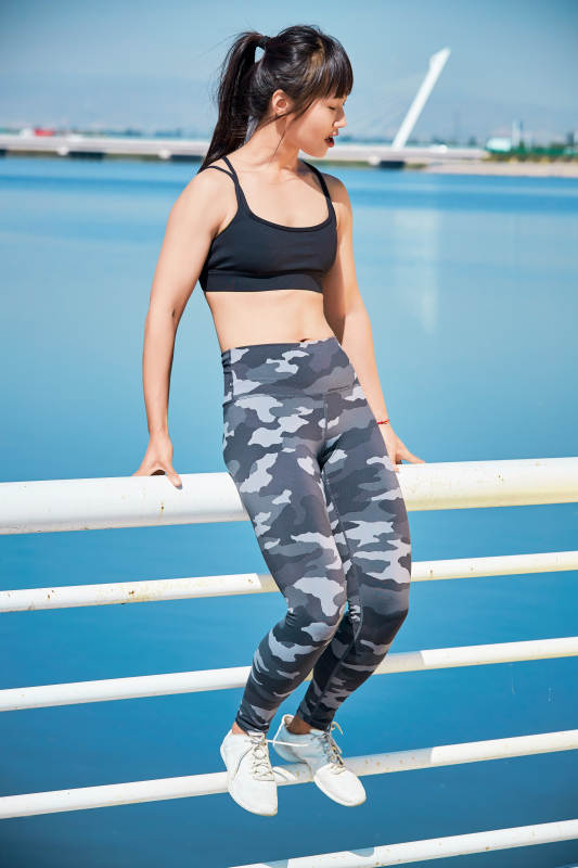 户外河畔公园做拉伸有氧运动的亚洲女性图片