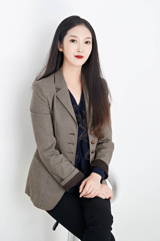 白色背景下的美丽商务女性肖像图片