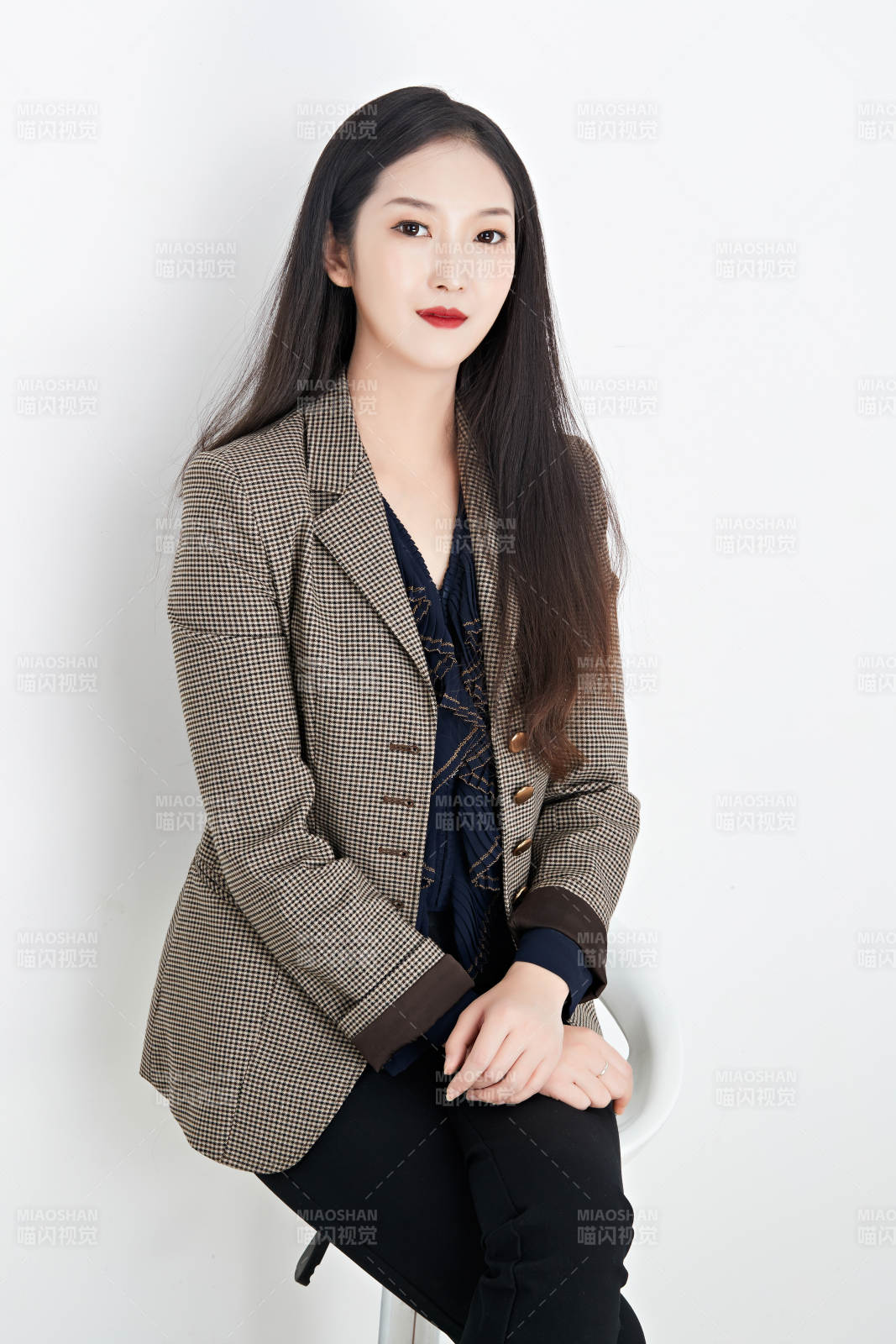 白色背景下的美丽商务女性肖像图片