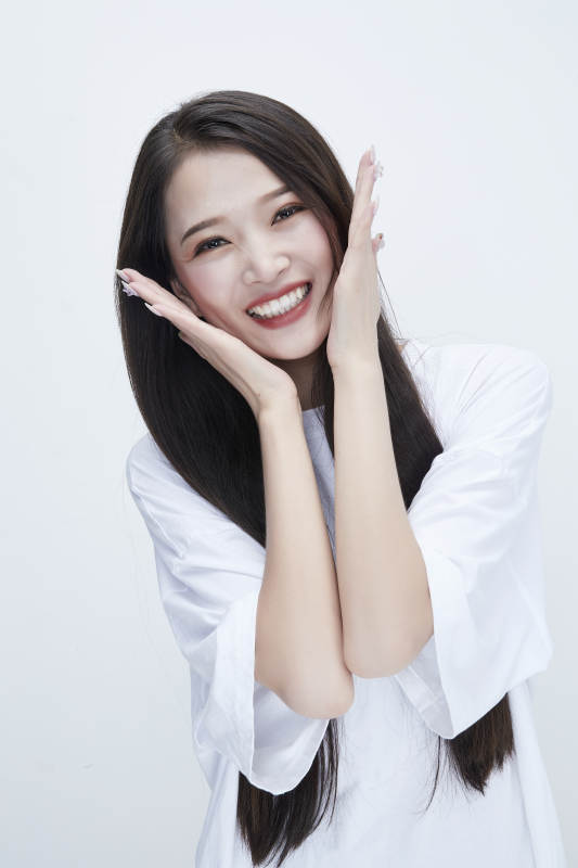 穿白色长T血衬展示各种表情的长发少女人像图片