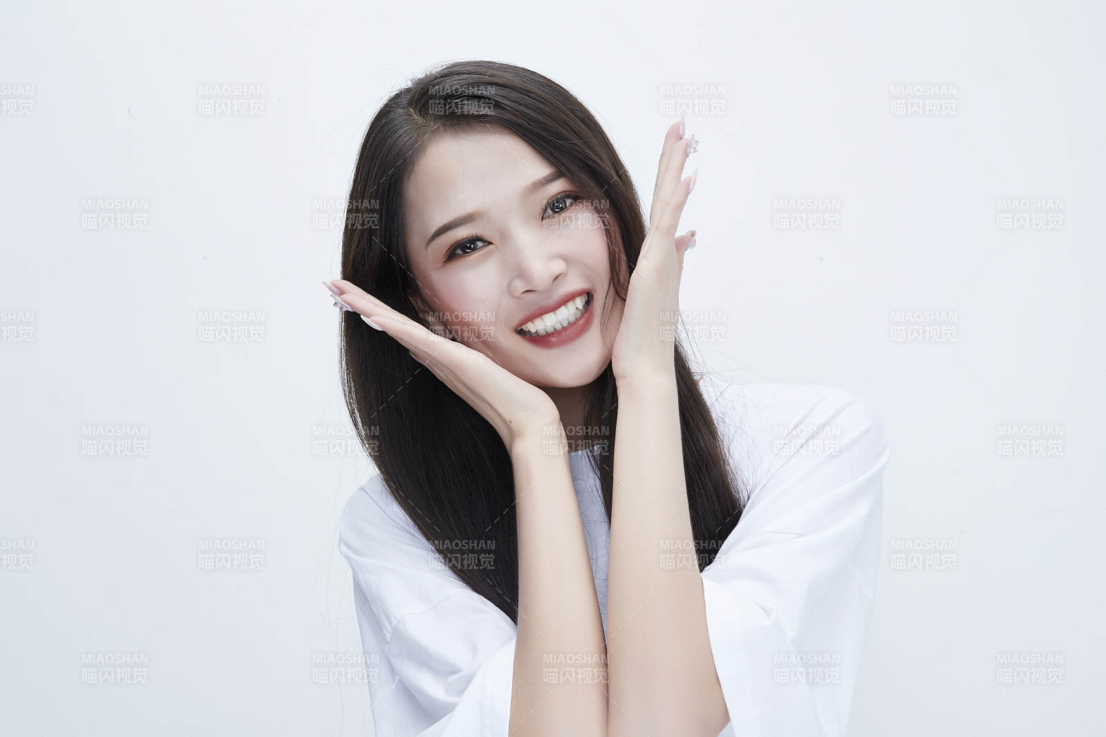 穿白色长T血衬展示各种表情的长发少女人像图片