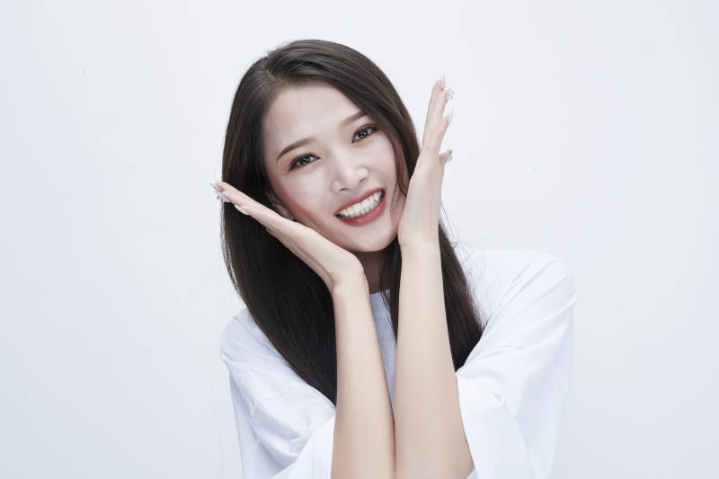 穿白色长T血衬展示各种表情的长发少女人像图片