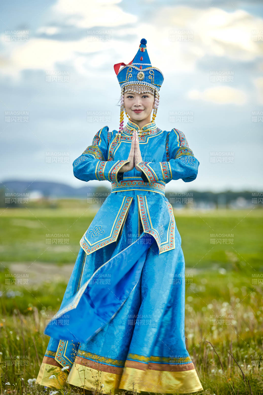 草原上身穿豪华蒙古族服饰的蒙族少女图片