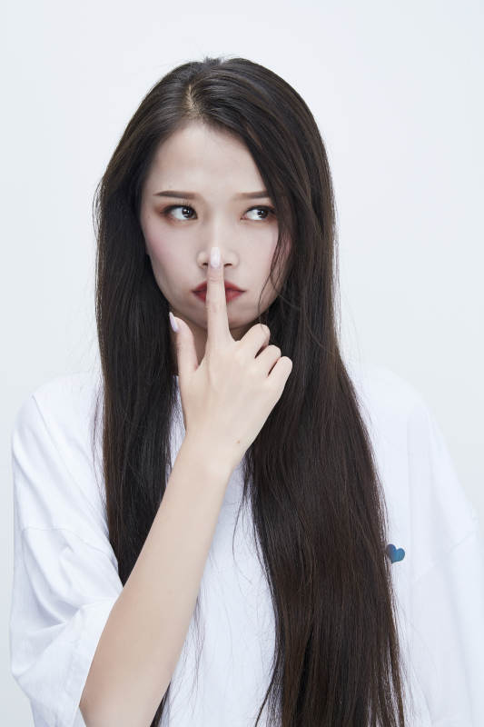 穿白色长T血衬展示各种表情的长发少女人像图片