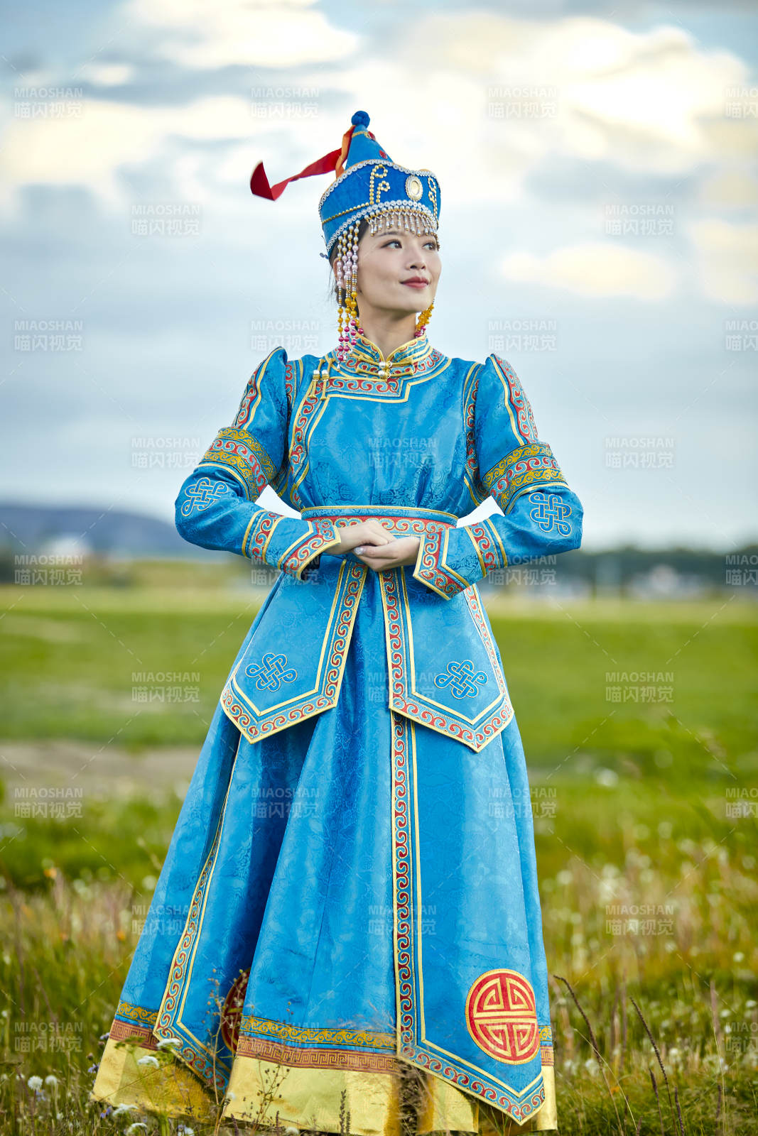 草原上身穿豪华蒙古族服饰的蒙族少女图片