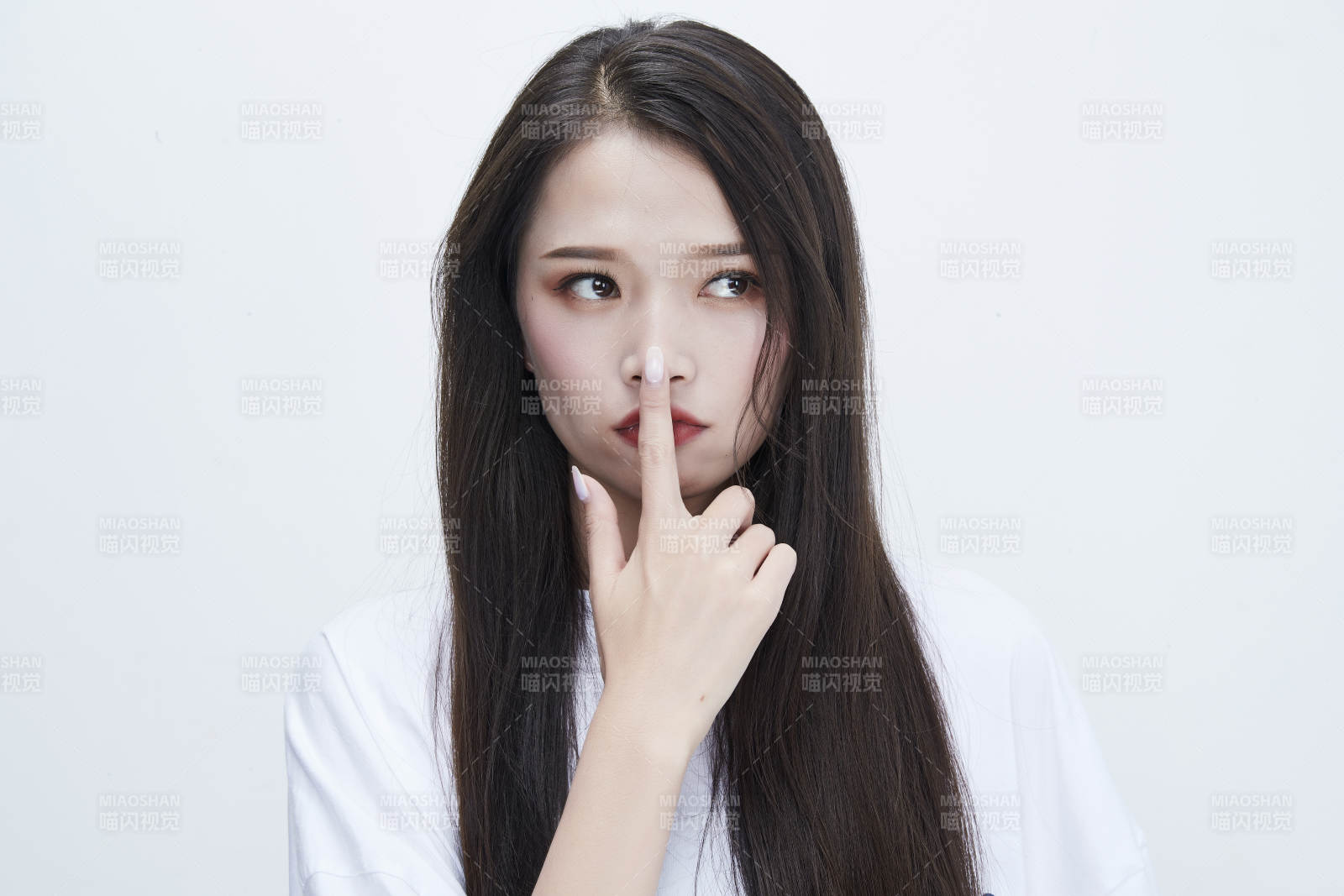 穿白色长T血衬展示各种表情的长发少女人像图片