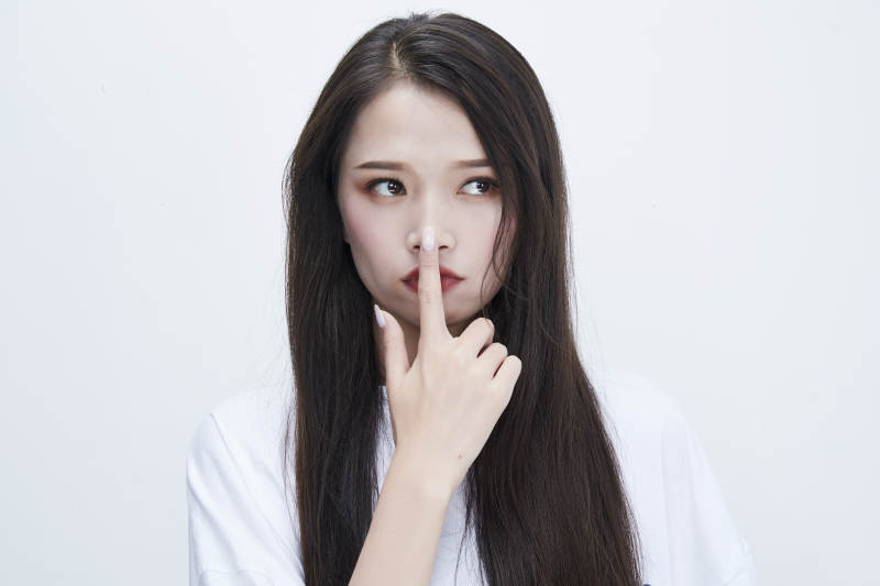 穿白色长T血衬展示各种表情的长发少女人像图片