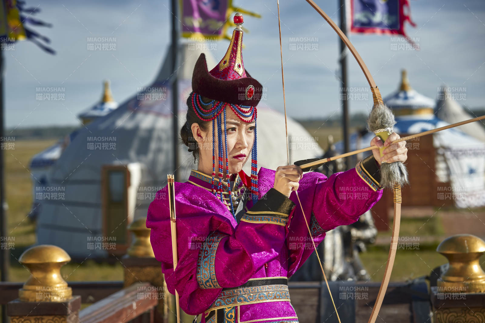 蒙古包前身穿蒙古族饰手持弓箭的蒙族少女图片