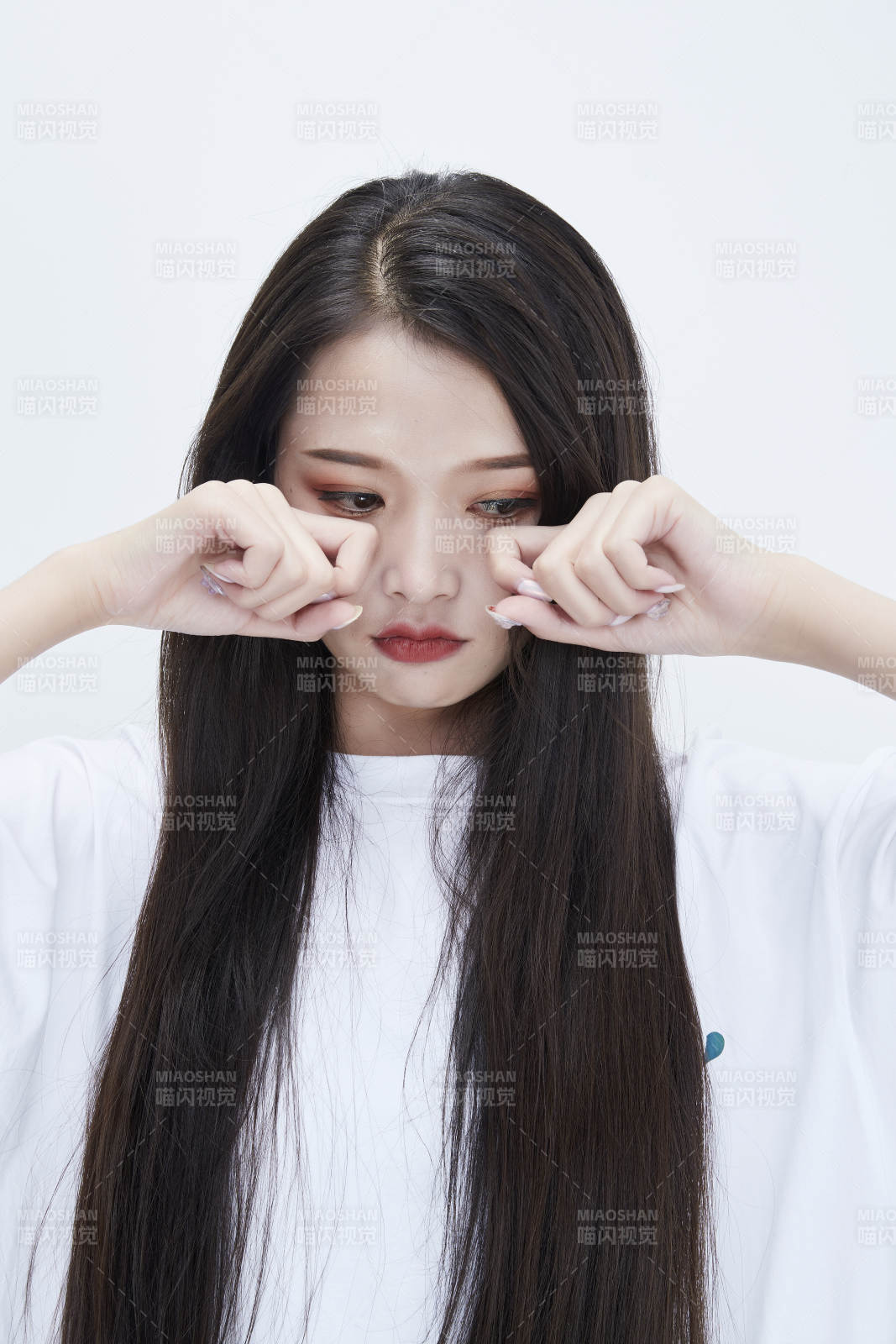 穿白色长T血衬展示各种表情的长发少女人像图片