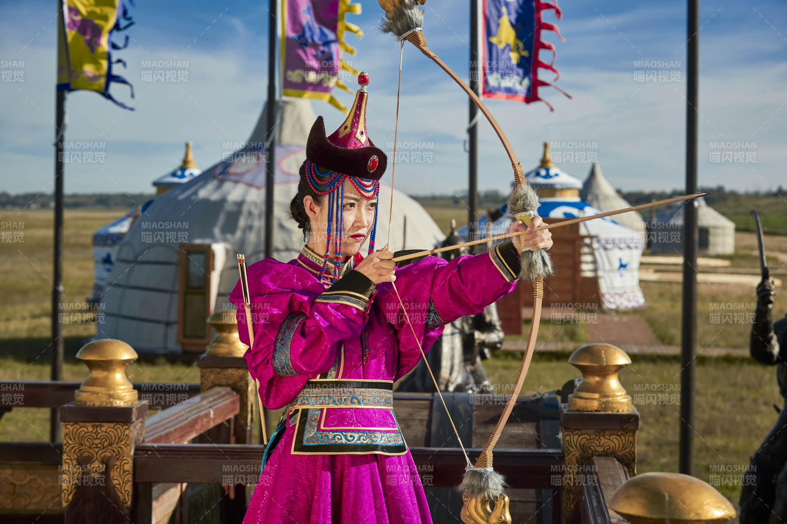 蒙古包前身穿蒙古族饰手持弓箭的蒙族少女图片