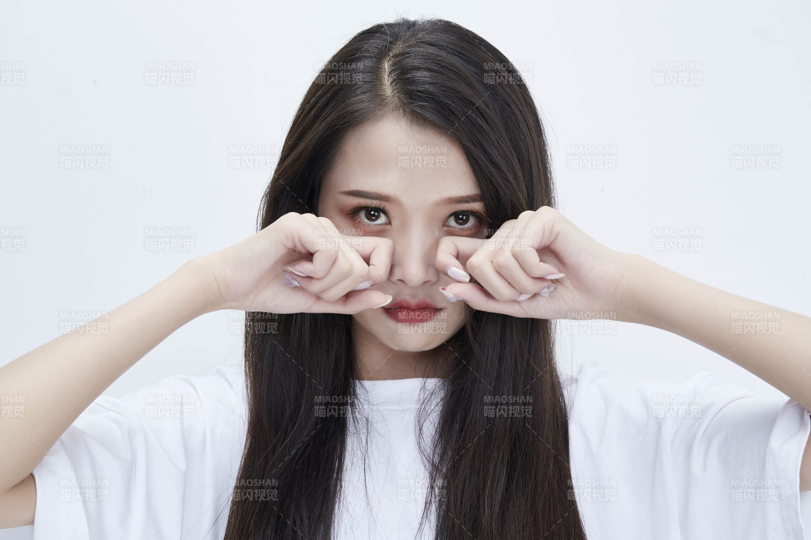 穿白色长T血衬展示各种表情的长发少女人像图片