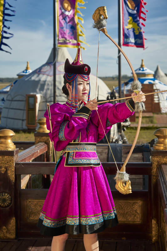 蒙古包前身穿蒙古族饰手持弓箭的蒙族少女图片