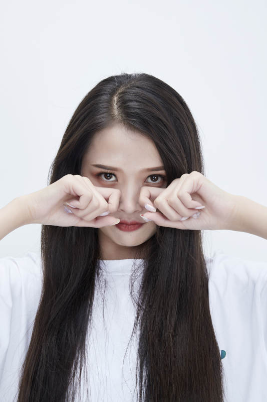 穿白色长T血衬展示各种表情的长发少女人像图片