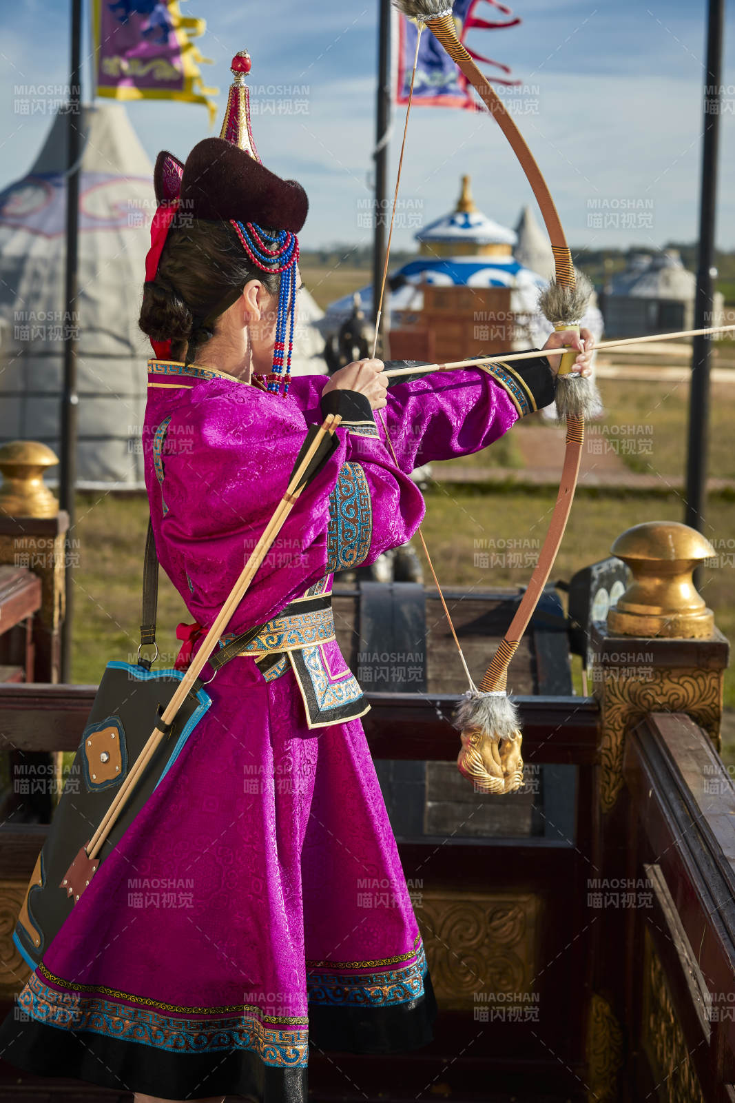 蒙古包前身穿蒙古族饰手持弓箭的蒙族少女图片
