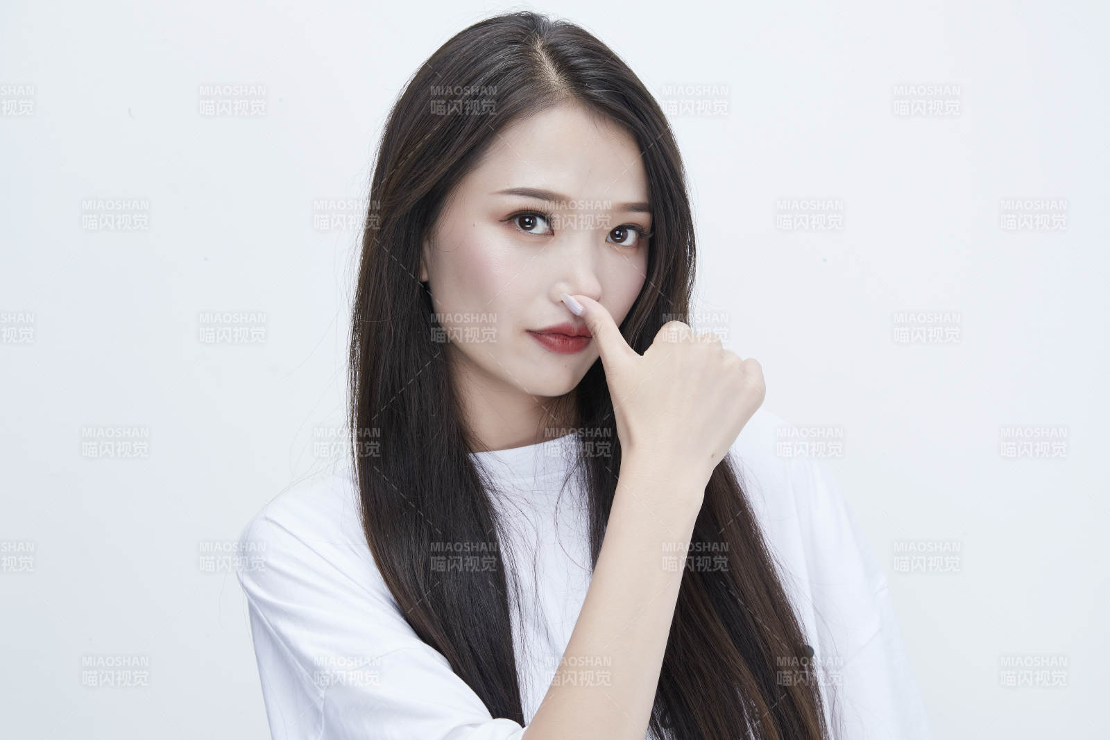 穿白色长T血衬展示各种表情的长发少女人像图片