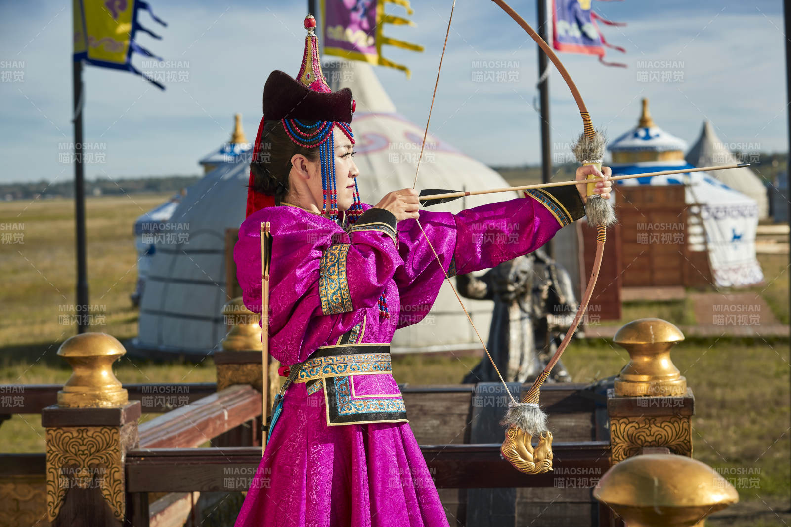 蒙古包前身穿蒙古族饰手持弓箭的蒙族少女图片