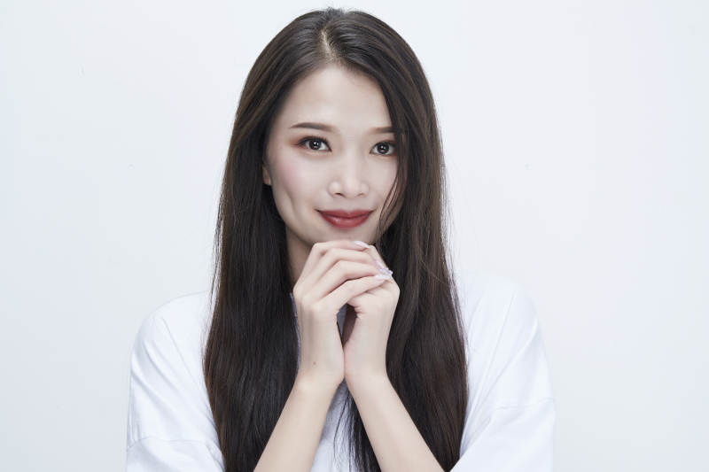 穿白色长T血衬展示各种表情的长发少女人像图片