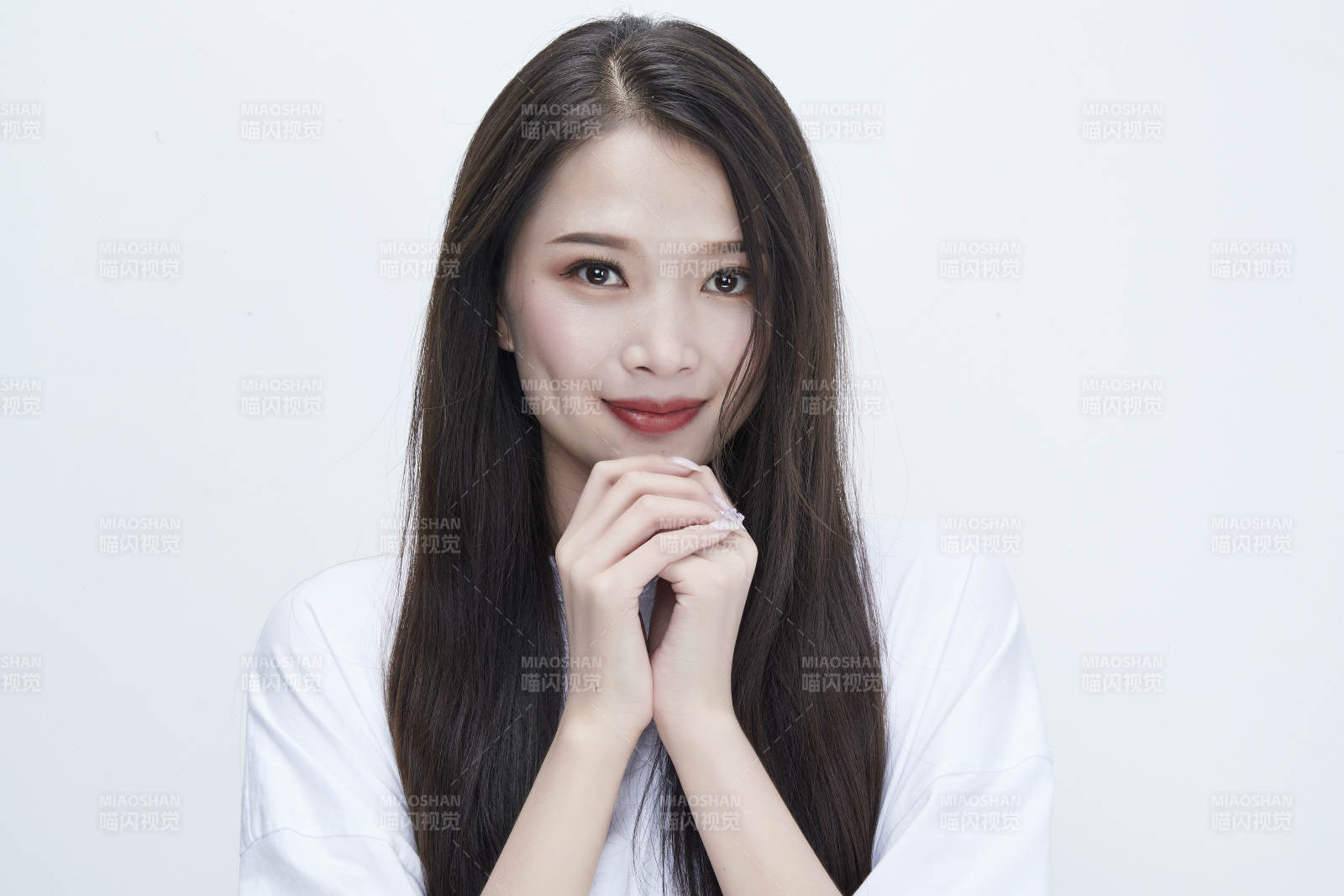 穿白色长T血衬展示各种表情的长发少女人像图片