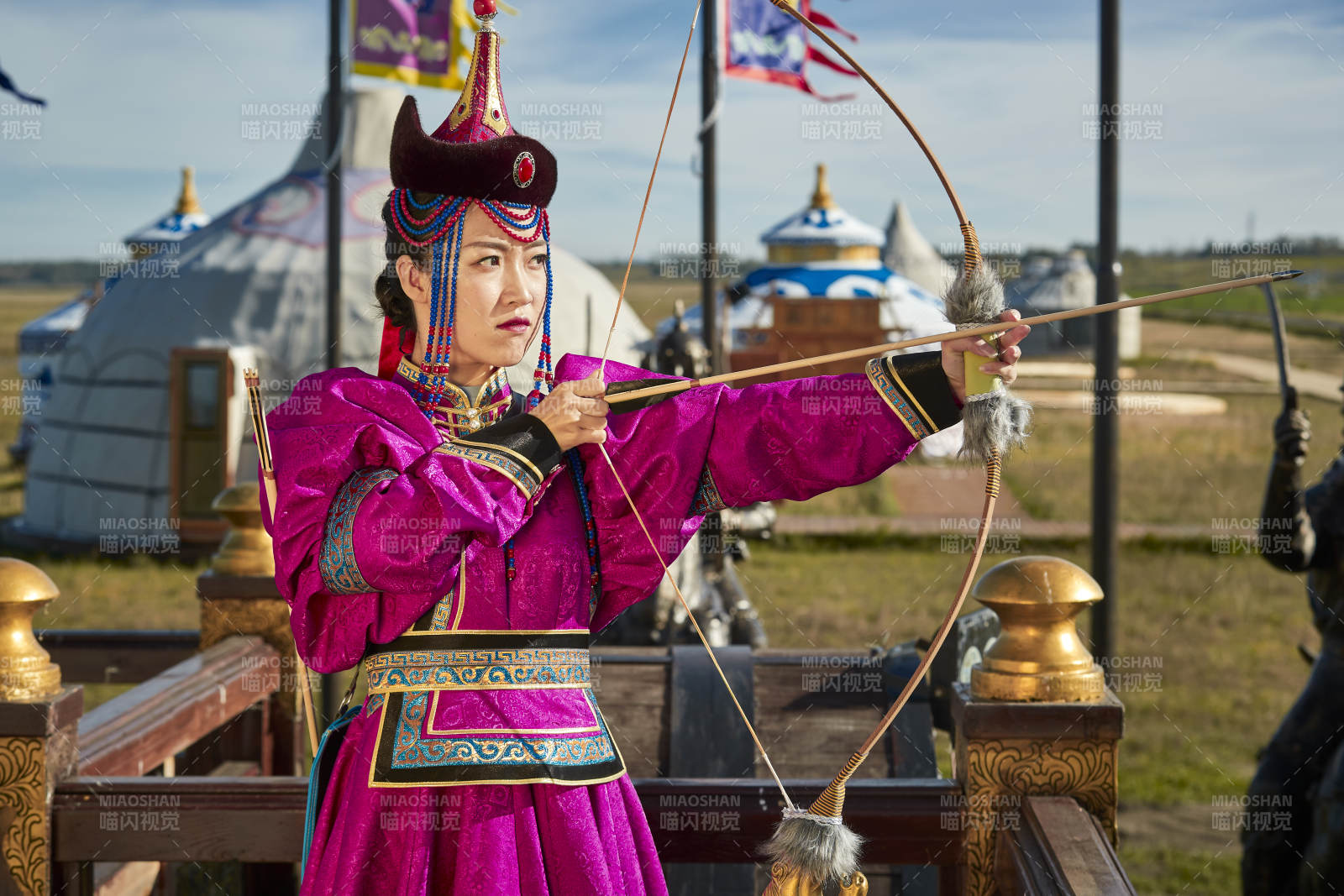 蒙古包前身穿蒙古族饰手持弓箭的蒙族少女图片