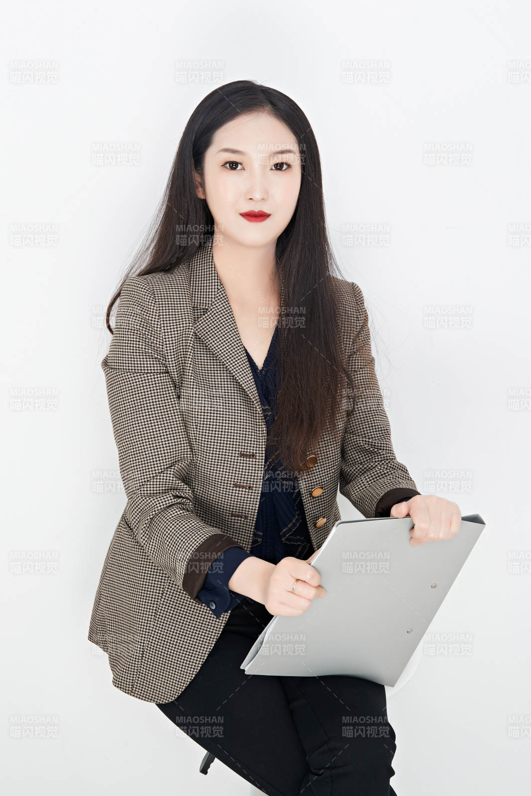 白色背景下的美丽商务女性肖像图片