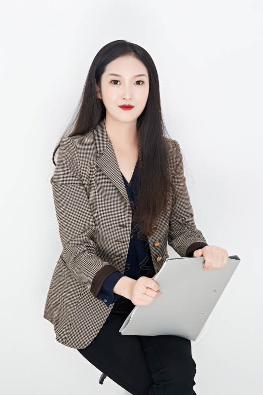 白色背景下的美丽商务女性肖像图片