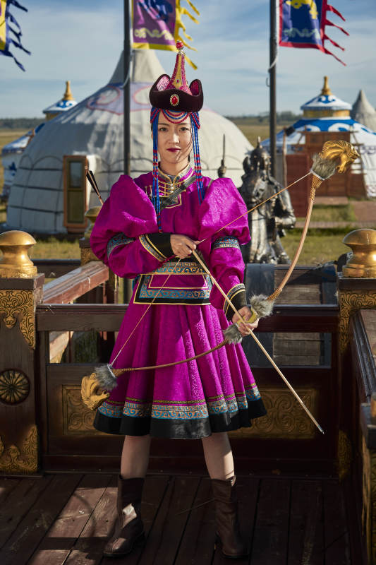 蒙古包前身穿蒙古族饰手持弓箭的蒙族少女图片