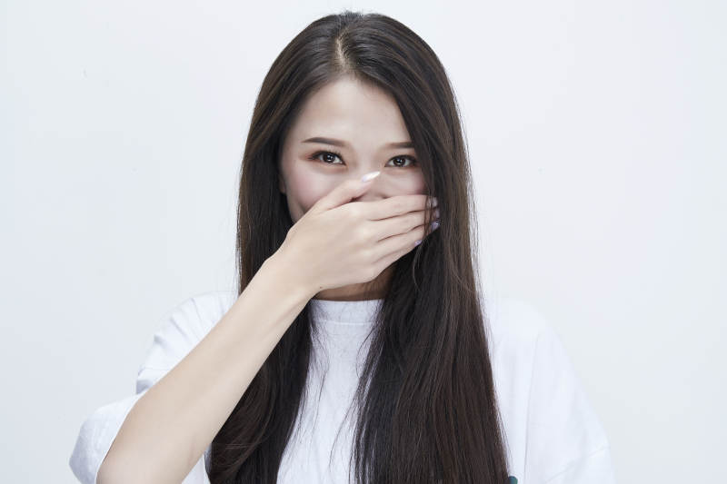 穿白色长T血衬展示各种表情的长发少女人像图片