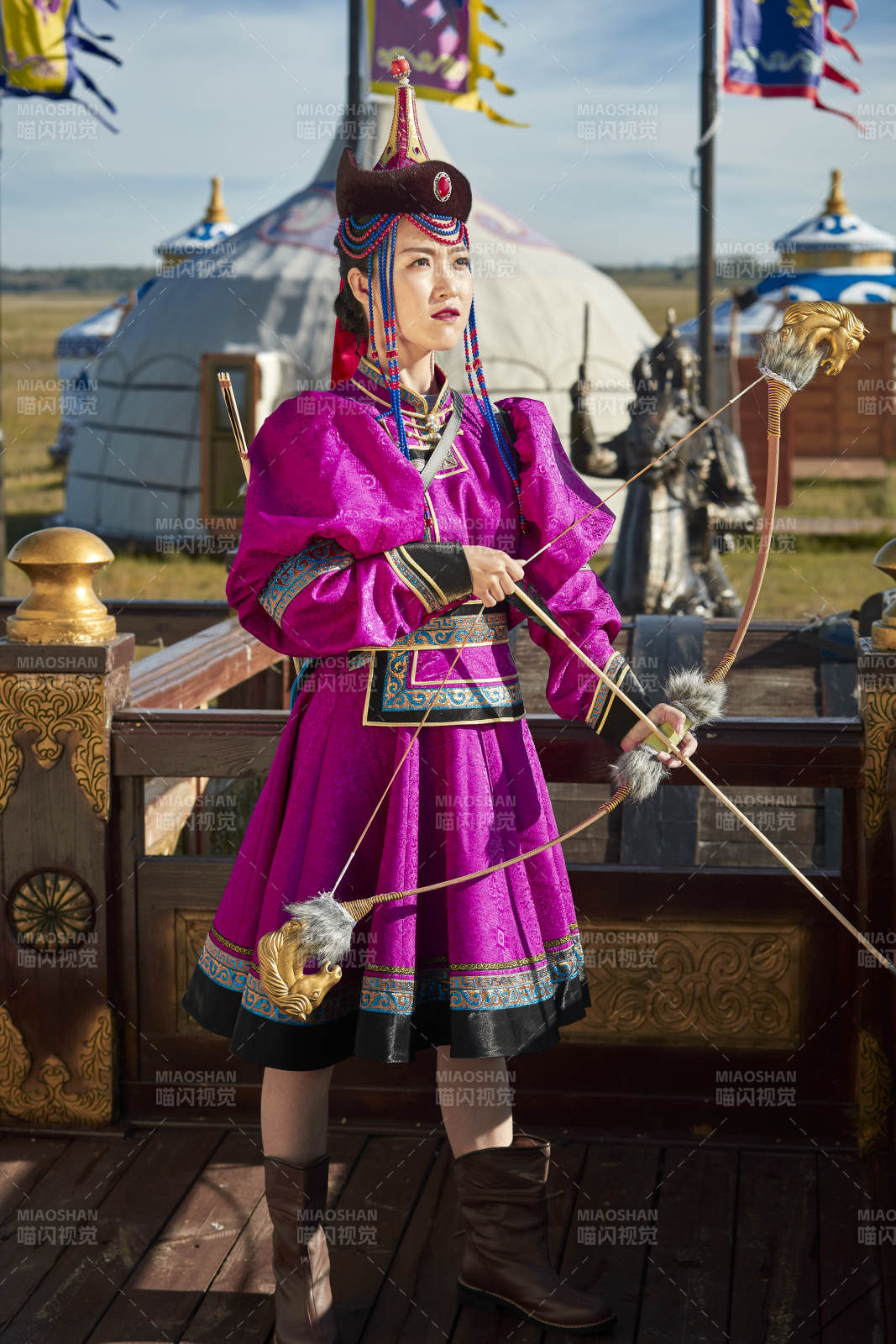 蒙古包前身穿蒙古族饰手持弓箭的蒙族少女图片