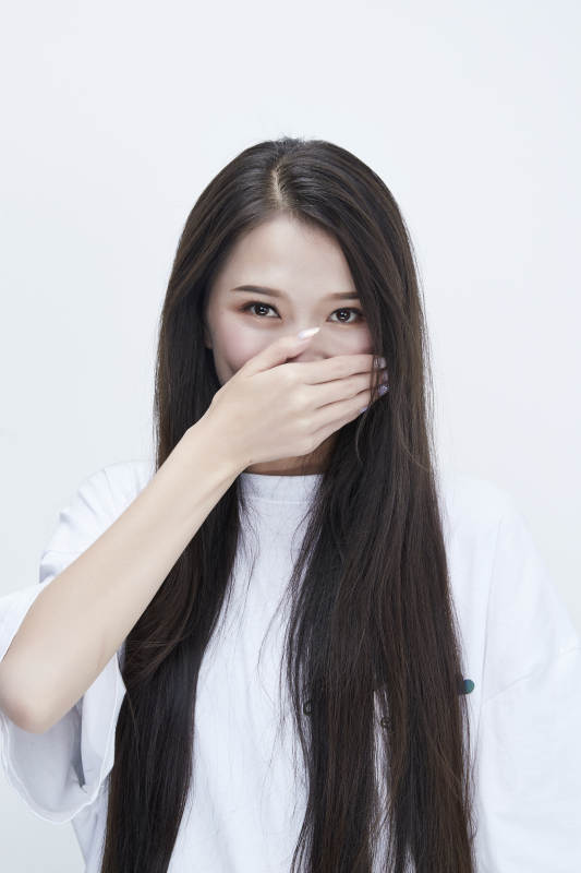 穿白色长T血衬展示各种表情的长发少女人像图片