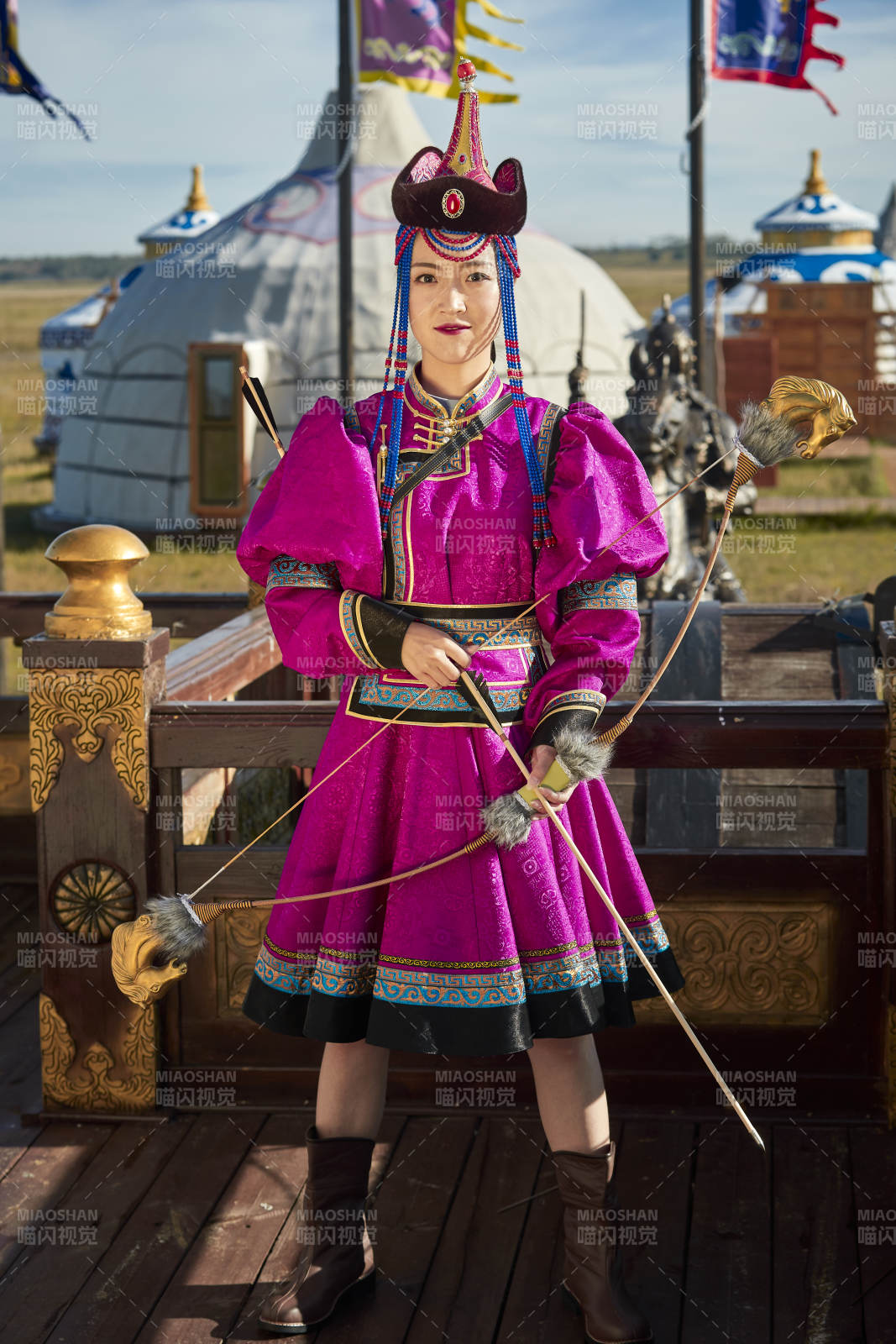 蒙古包前身穿蒙古族饰手持弓箭的蒙族少女图片